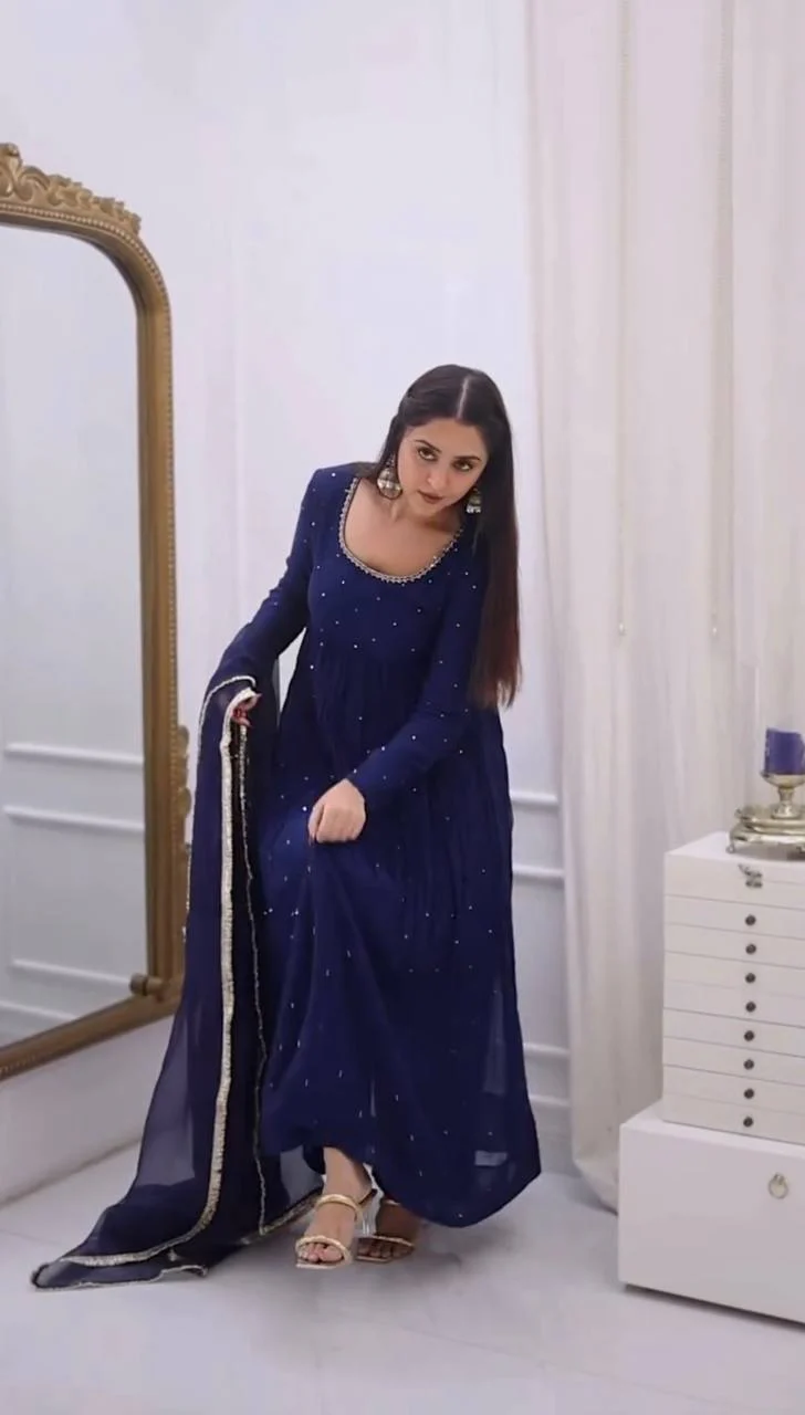 Chic and Classy Evening Wear Ensemble - Image 3