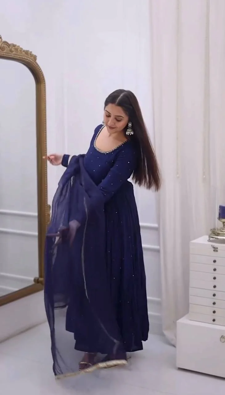 Chic and Classy Evening Wear Ensemble - Image 4