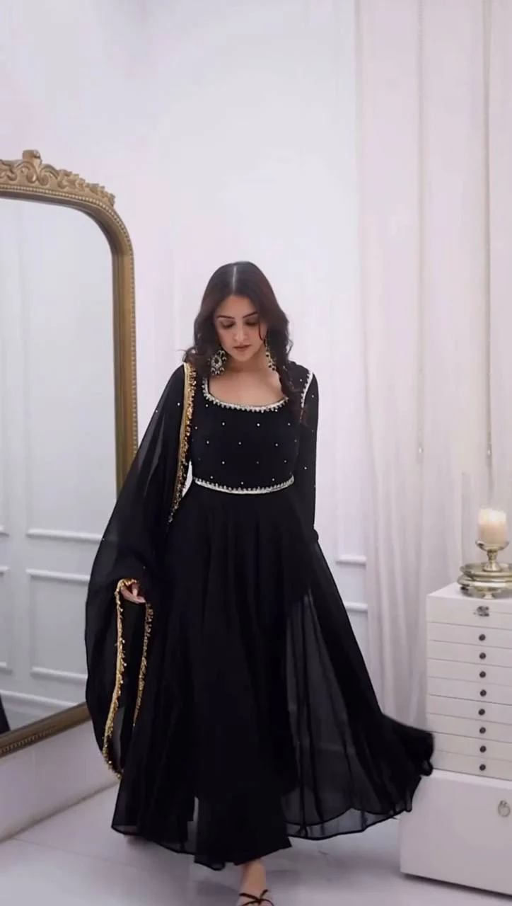 Chic Black Ensemble for Special Occasions - Image 3