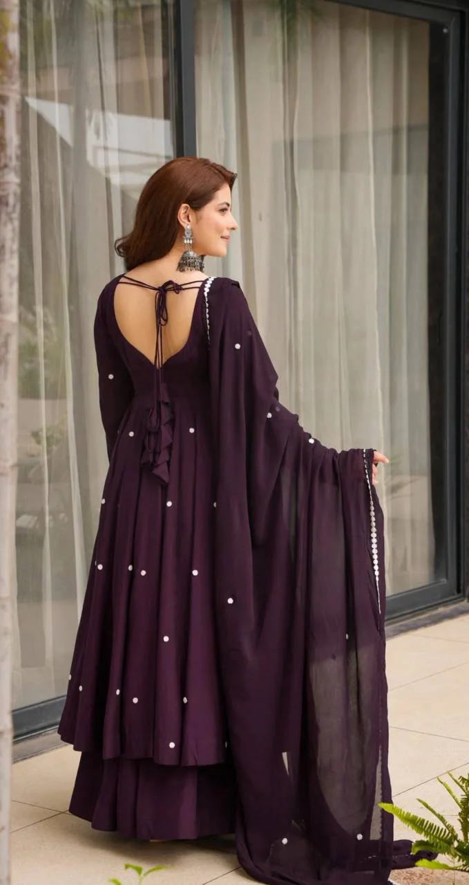 Classic Grace: Elevate Your Wardrobe Instantly - Image 3
