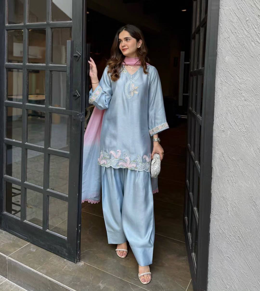Elegant Blue Ensemble for Every Occasion - Image 2