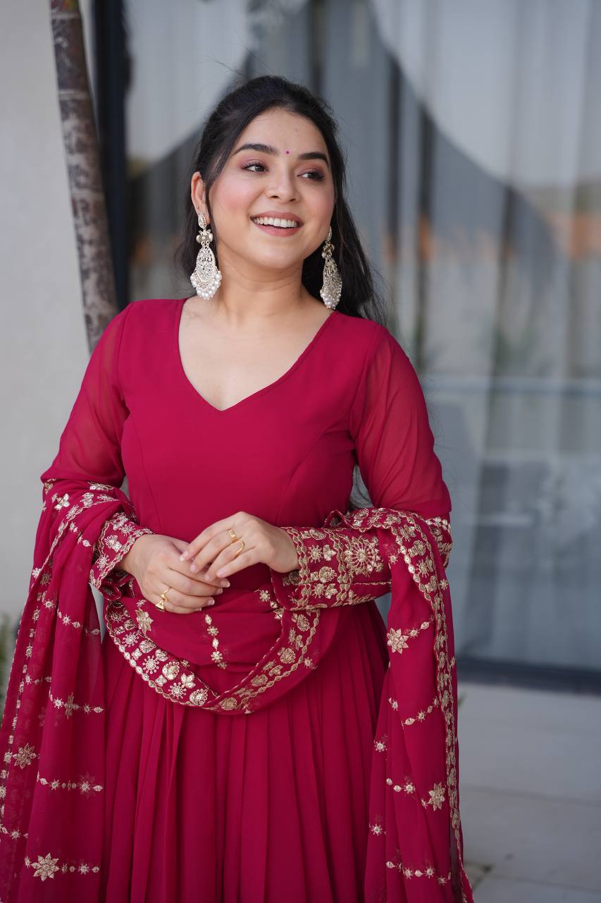 Fashion Meets Tradition in Beautiful Ensembles - Image 11