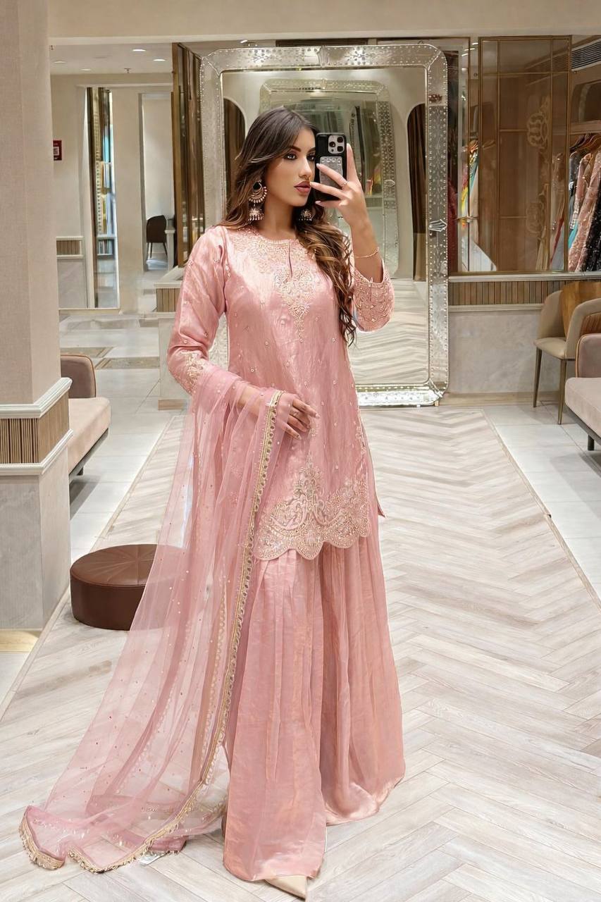 Glamorous Attire for Special Occasions - Image 2