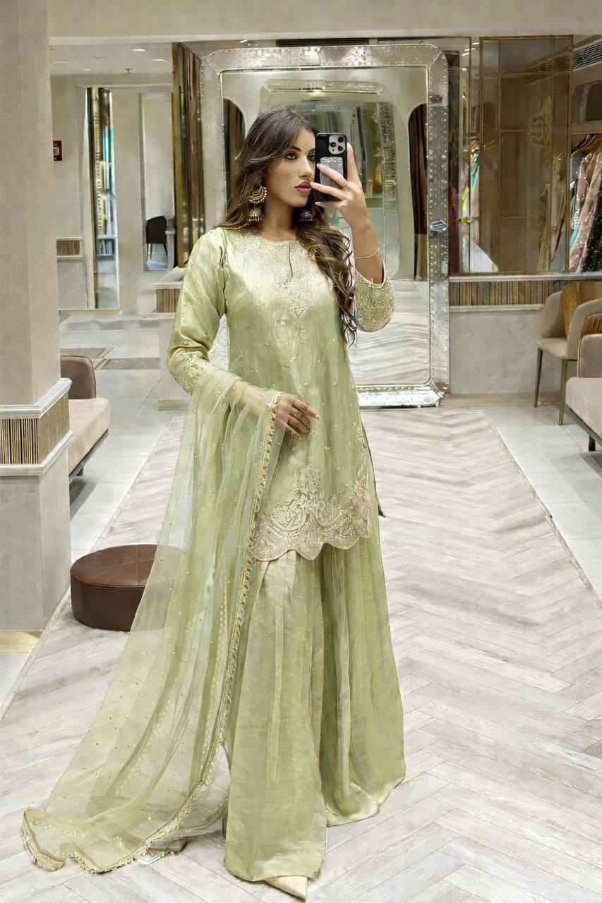 Glamorous Attire for Special Occasions - Image 3