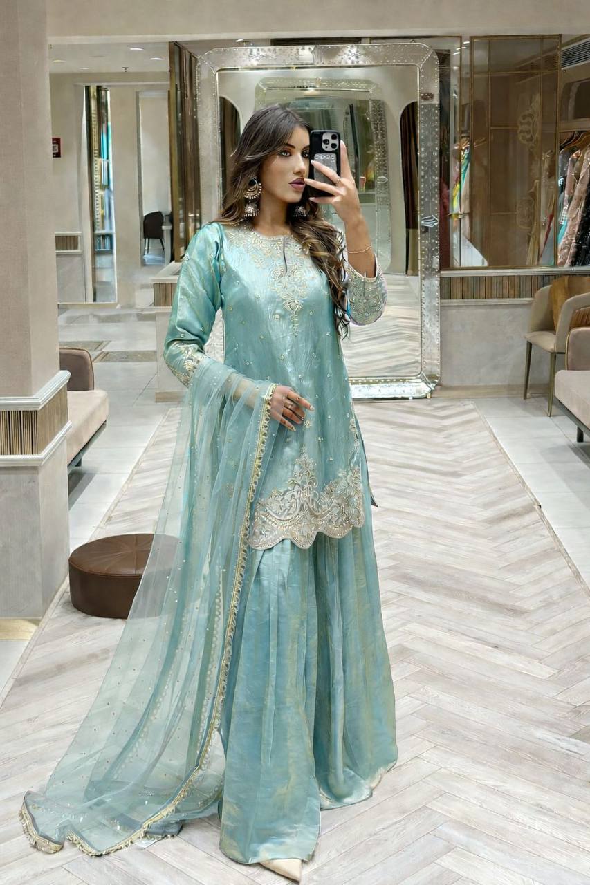Glamorous Attire for Special Occasions - Image 5