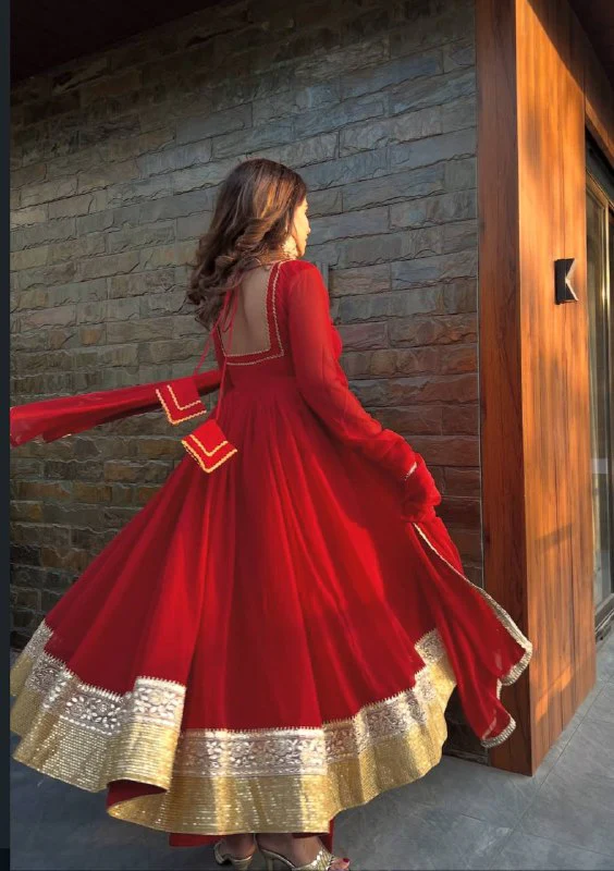 Glamorous Red Ensemble for Festive Occasions - Image 4