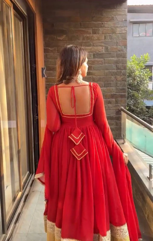 Glamorous Red Ensemble for Festive Occasions - Image 6
