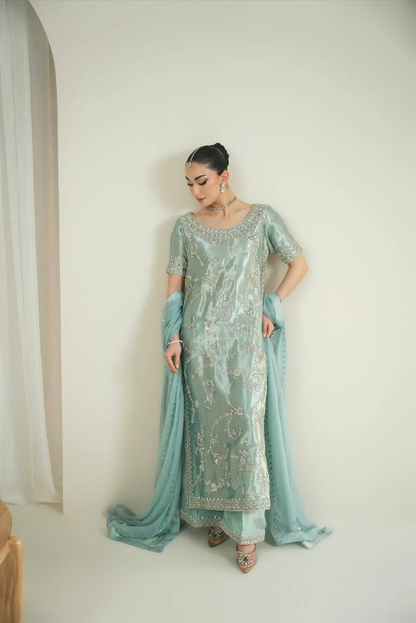Graceful Attire for Special Occasions - Image 2