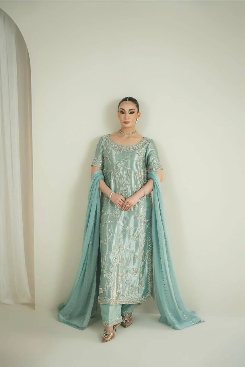 Graceful Attire for Special Occasions - Image 3
