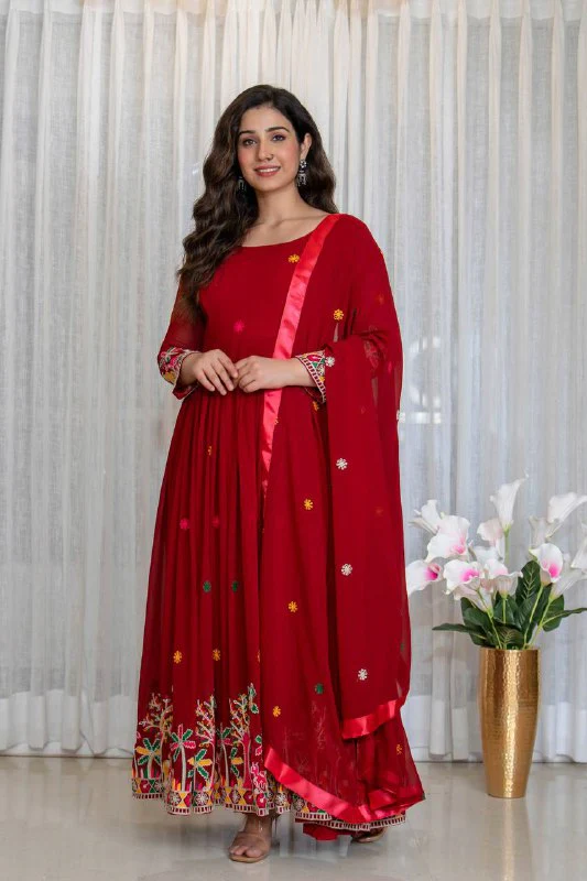 Graceful Red Dress with Stunning Details - Image 9