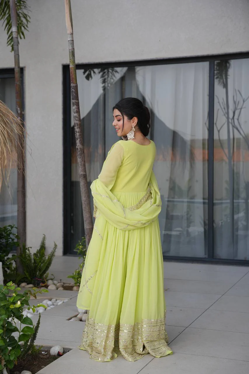 Majestic Attire for Elegant Gatherings - Image 6