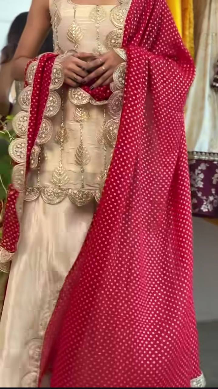 Timeless Beauty in Vibrant Attire - Image 3
