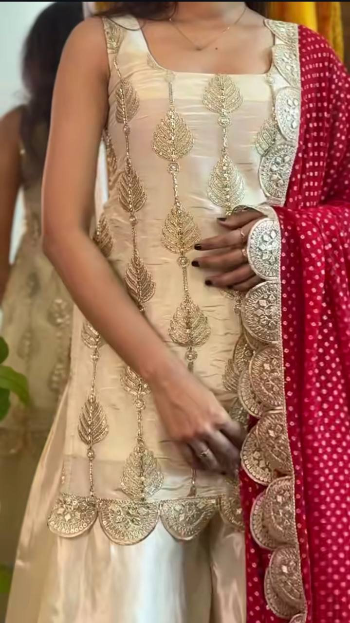 Timeless Beauty in Vibrant Attire - Image 4