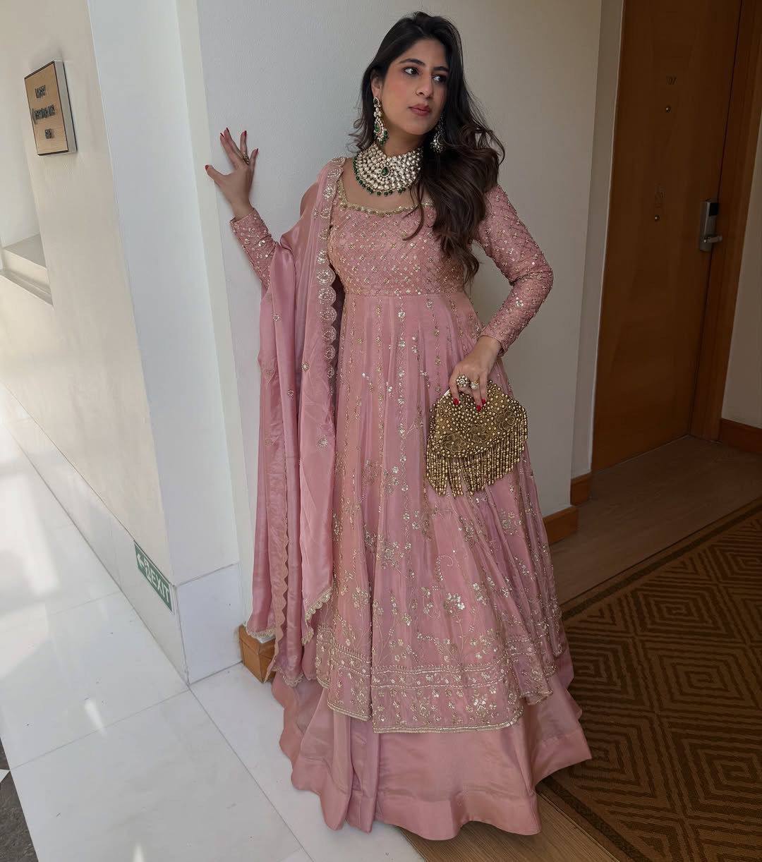 Timeless Charm for Special Occasions - Image 3