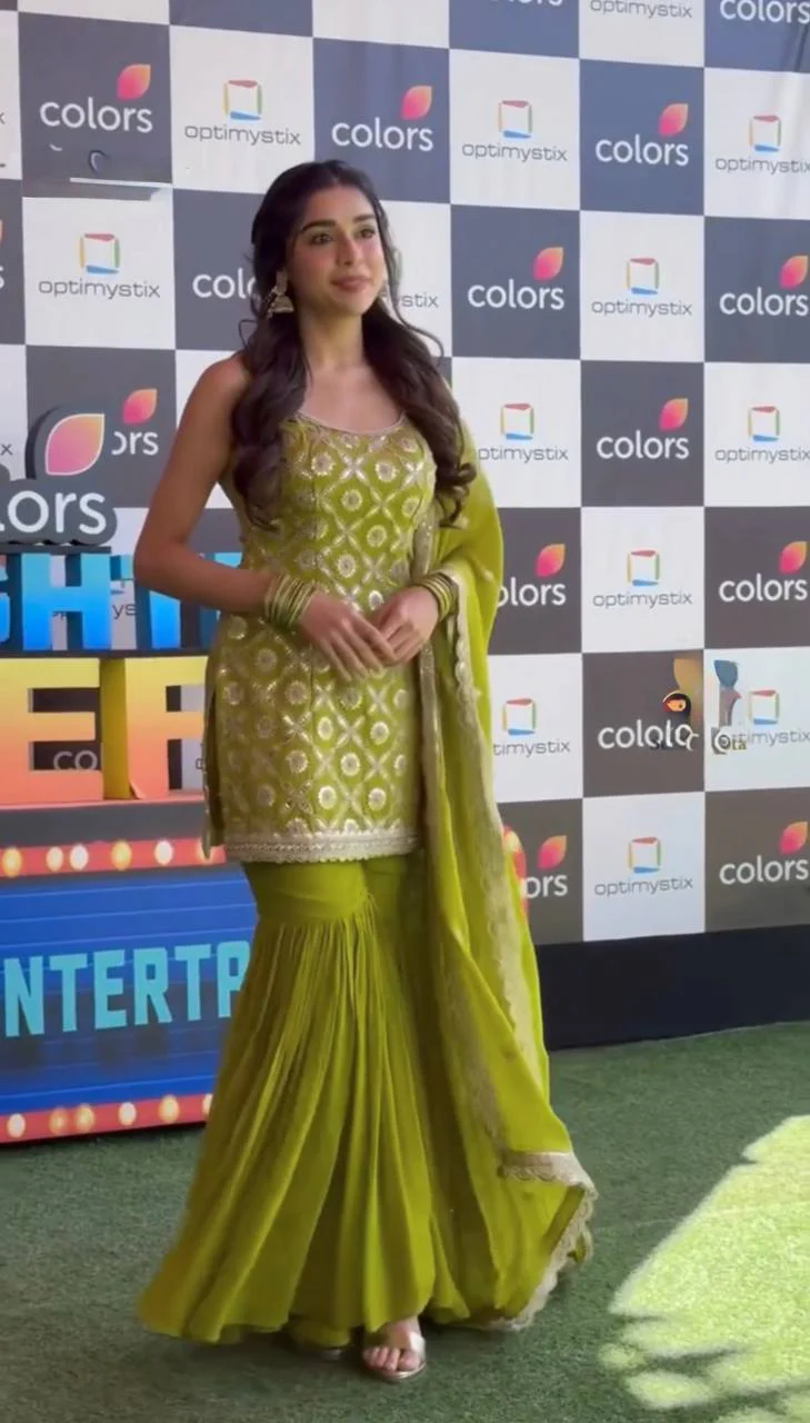 Vibrant Elegance: Green Glamour Unveiled - Image 3
