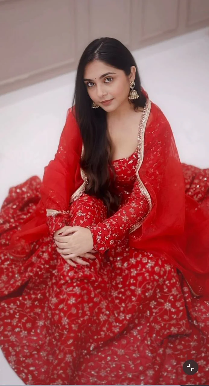 Vibrant Red Attire for Festive Occasions - Image 3